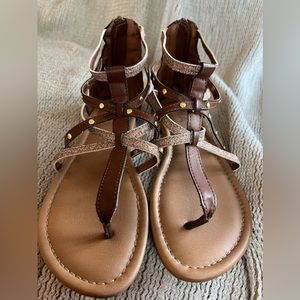 Girls Sandals, Size 4. Excellent condition